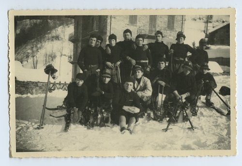 Gruppo di sciatori davanti