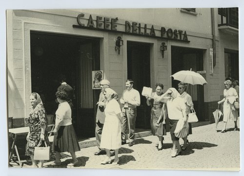 Turisti davanti al Caffè